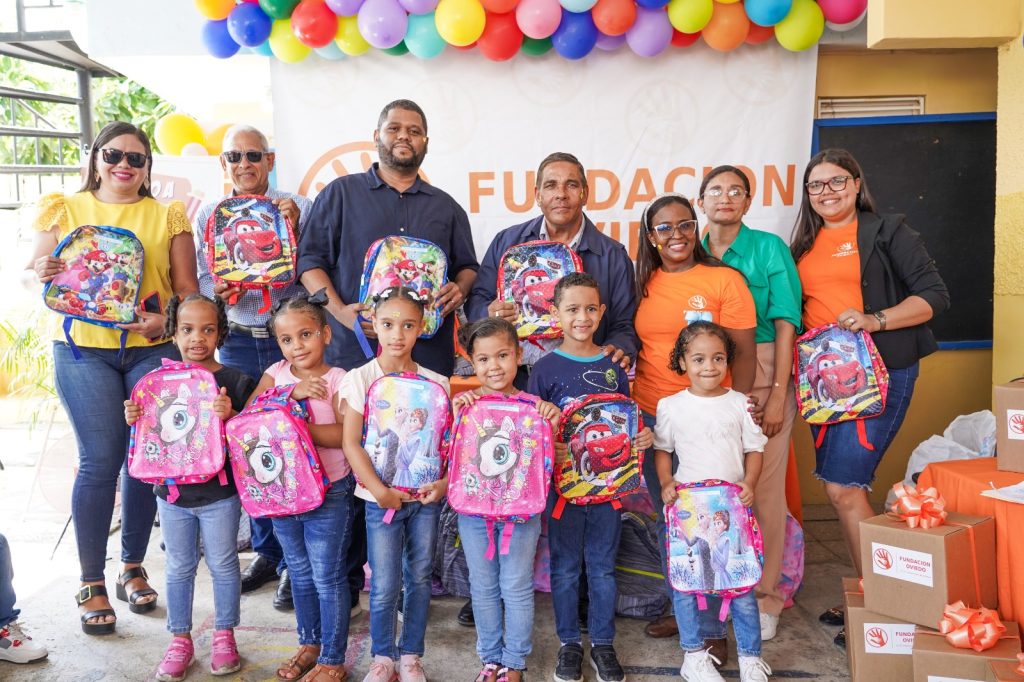 Fundación Oviedo entrega útiles escolares a más de 100 niños en Moca