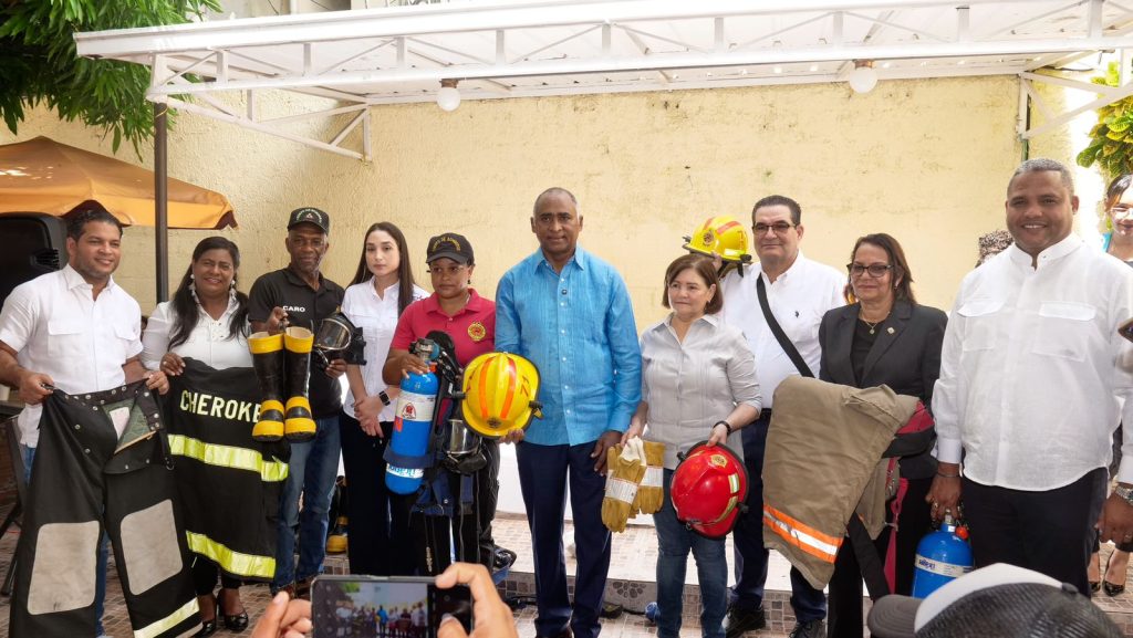 Senador Julito Fulcar entrega equipos a  tres dotaciones de bomberos de Peravia