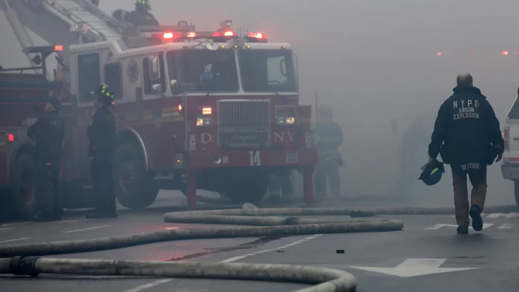 Incendio masivo deja 14 heridos y destruye siete casas en Queens