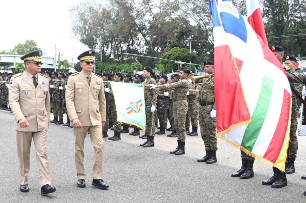 Ministro de Defensa oficializa nuevos comandantes del Ejército y Fuerza Aérea