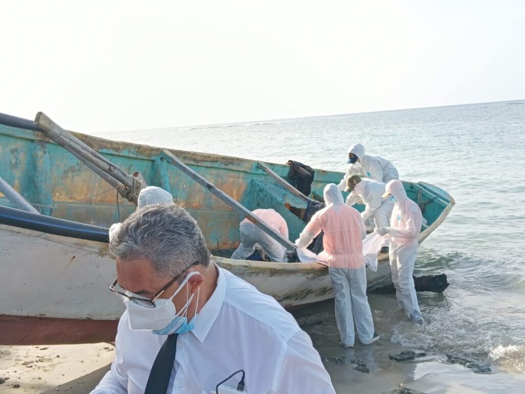 Paquetes de droga y 14 osamentas son halladas dentro de yola en Río San Juan