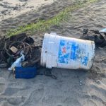 Dejan restos humanos y objetos personales en orilla de la playa en Río San Juan