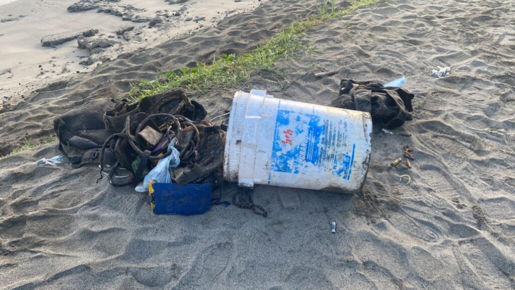 Dejan restos humanos y objetos personales en orilla de la playa en Río San Juan