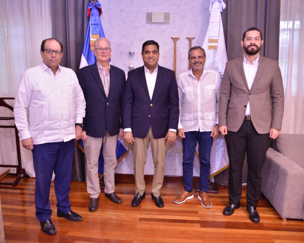 Ministro de Deportes Kelvin Cruz pondera aportes de industria del béisbol a RD