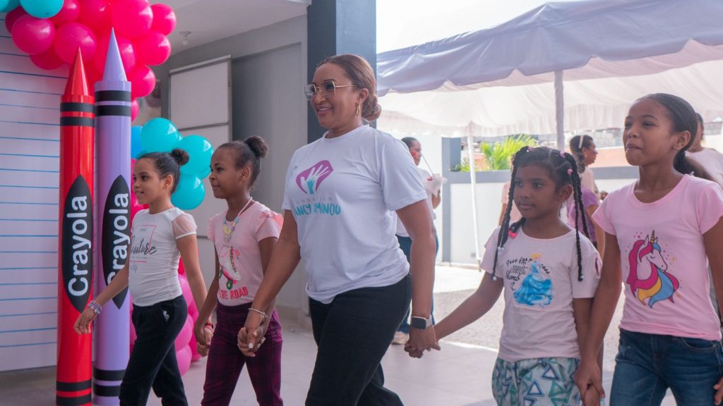 Nancy Amancio entrega útiles escolares a cientos de niños en SDE