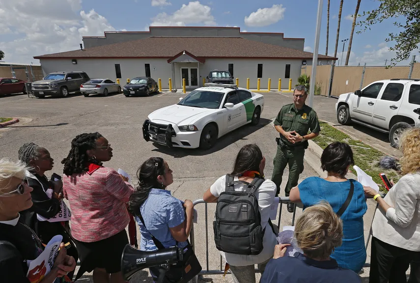 Reportan abusos y trato inhumano en centros de detención de inmigrantes en Luisiana