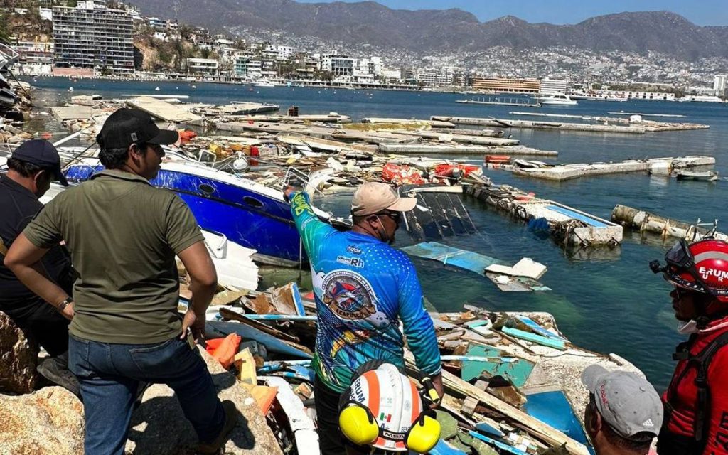 Concurso de ‘pesca de basura’ ayuda a limpiar playa en balneario de Acapulco