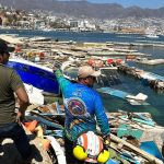 Concurso de ‘pesca de basura’ ayuda a limpiar playa en balneario de Acapulco