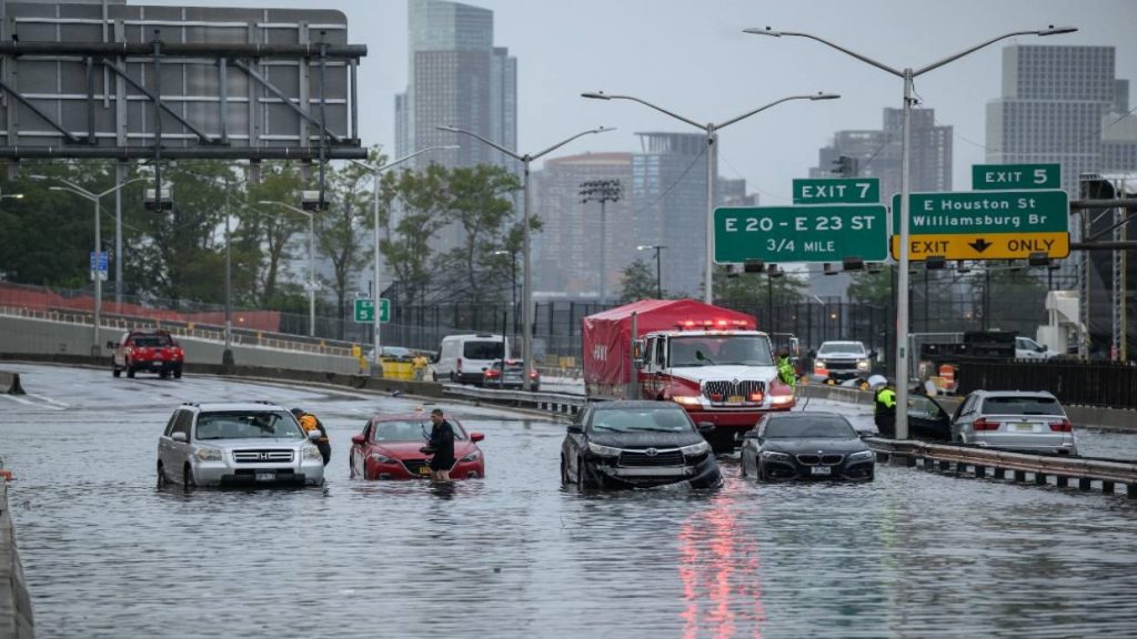 Calor extremo provoca fuertes lluvias en Nueva York durante tormenta tropical