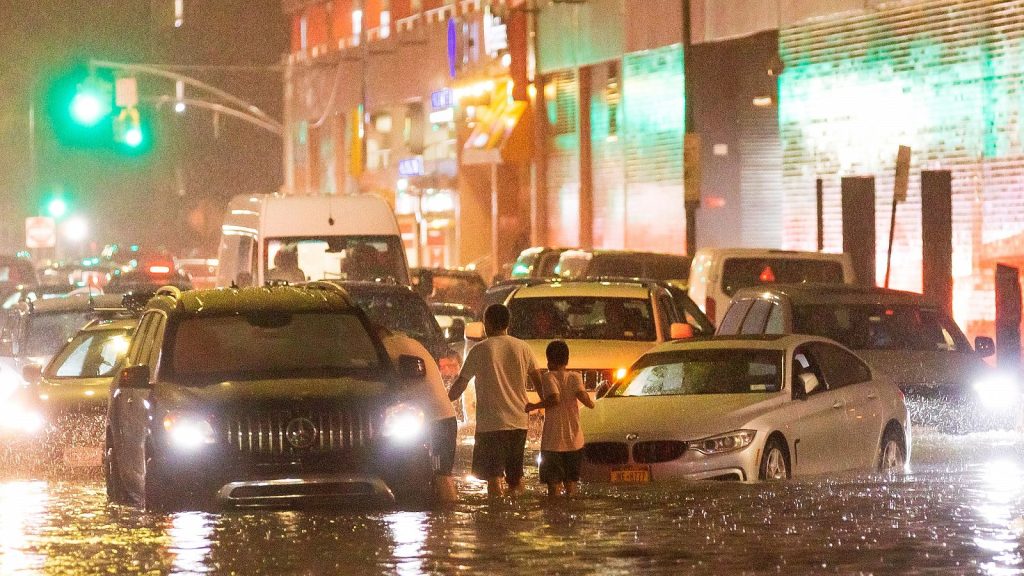 Inundaciones, trenes y vuelos cancelados en Nueva York por lluvias