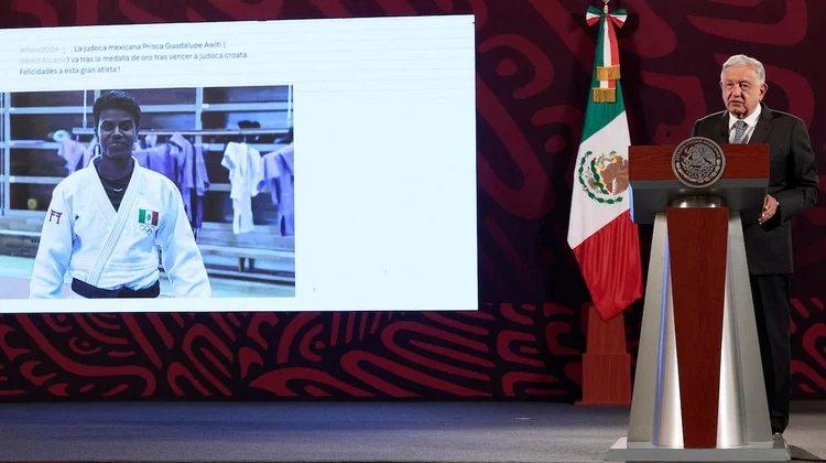 López Obrador culpa a gobiernos anteriores del desempeño de México en París 2024