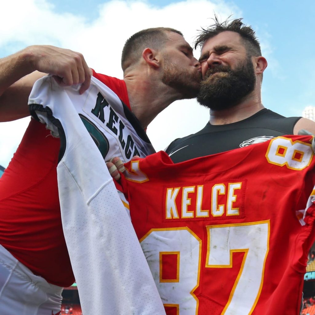 Hermanos Kelce firman acuerdo por más de 100 millones de dólares por su podcast ‘New Heights’