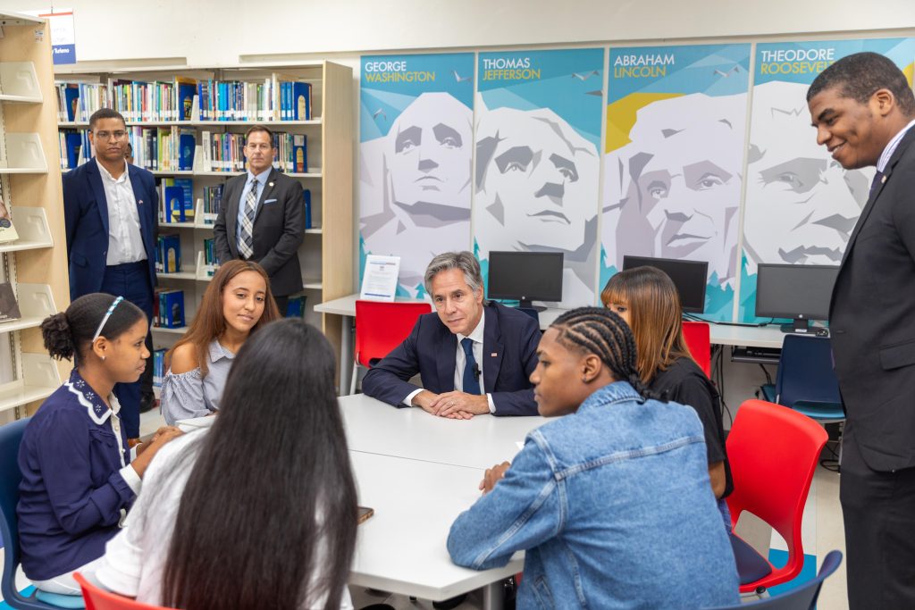 Antony Blinken se reúne con estudiantes del Programa de Inglés de Inmersión y Raquel Peña