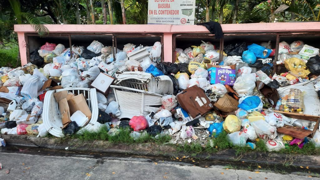 Residentes de Carmen Renata III en Pantoja “ahogados en basura”