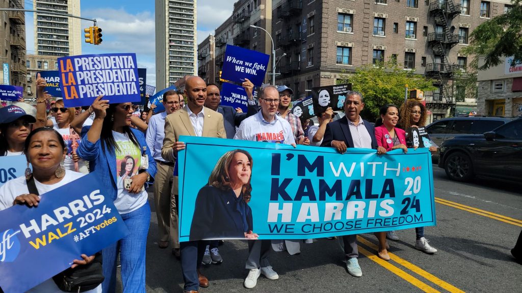 Comunidad Dominicana de NYC se Manifiesta en Apoyo a Kamala Harris: el Congresista Adriano Espaillat Lidera Exitosa Marcha