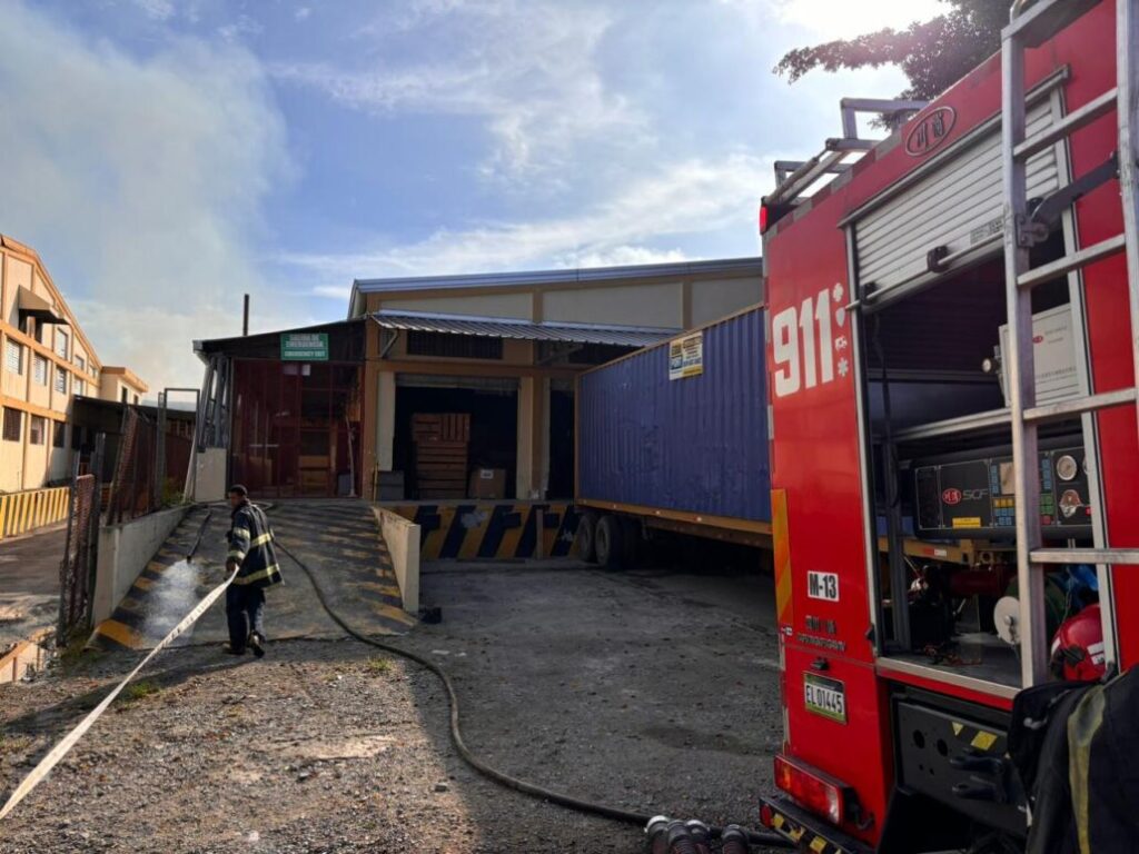 Unidades de bomberos sofocan incendio en fábrica de tabaco en Moca