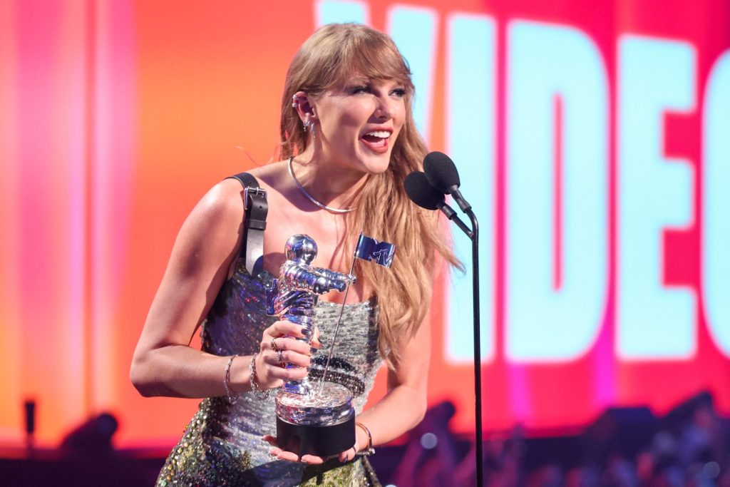 Taylor Swift gana 7 premios en los MTV VMAs y dedica mensaje a su novio