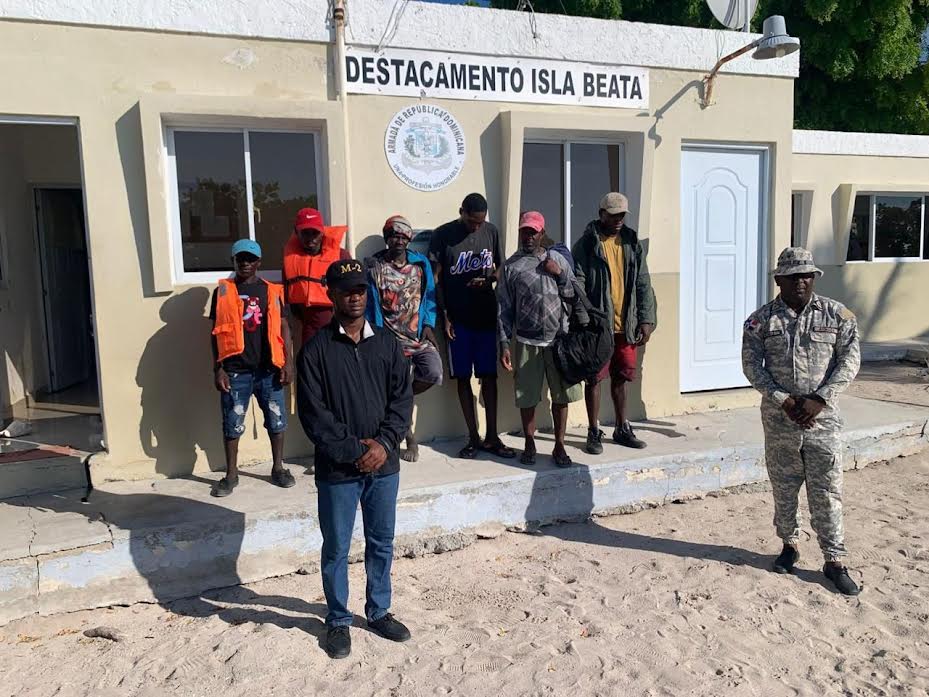 Armada arresta 3 personas sacando arena en playa y realizando pesca ilegal