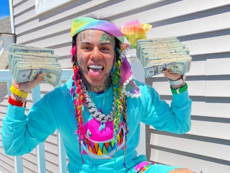 Tekashi firma contrato millonario con disquera que le obliga a no involucrarse en pleitos legales