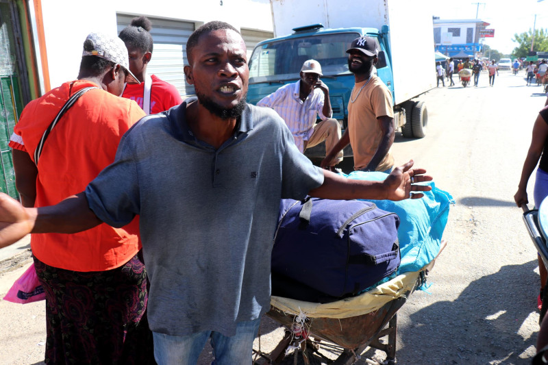 Haitianos comienzan a salir de manera voluntaria de la República Dominicana por detenciones masivas