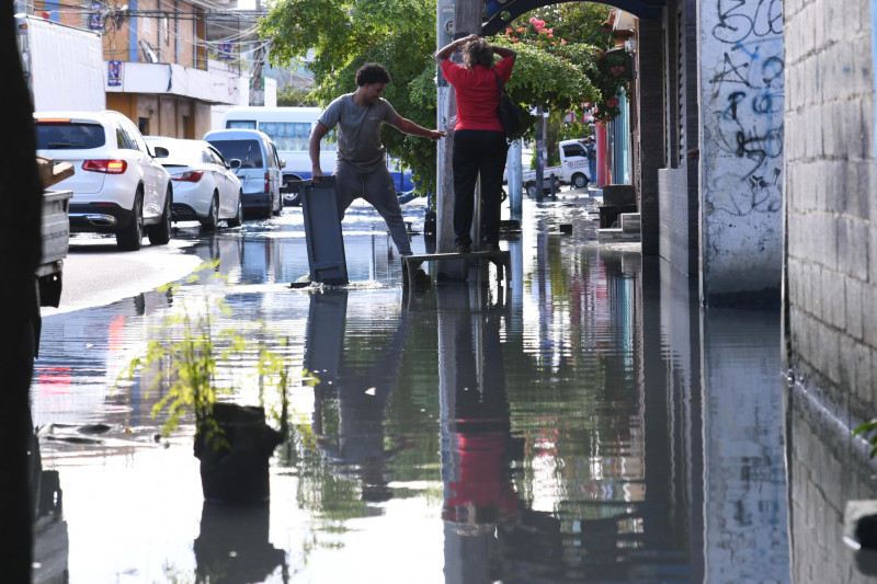 Residentes de Villas Agrícolas agobiados por aguas estancadas y malolientes