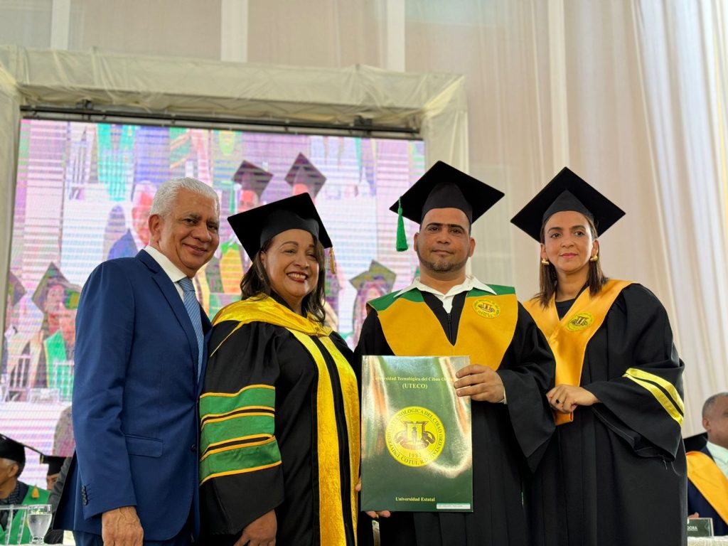 Senador Ricardo De Los Santos felicita graduandos Universidad UTECO