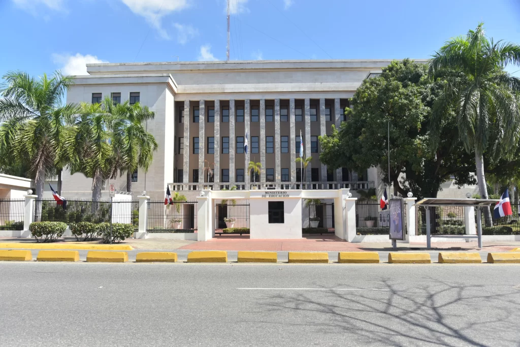 Minerd someterá a la justicia a quienes fumiguen en los alrededores de los centros educativos