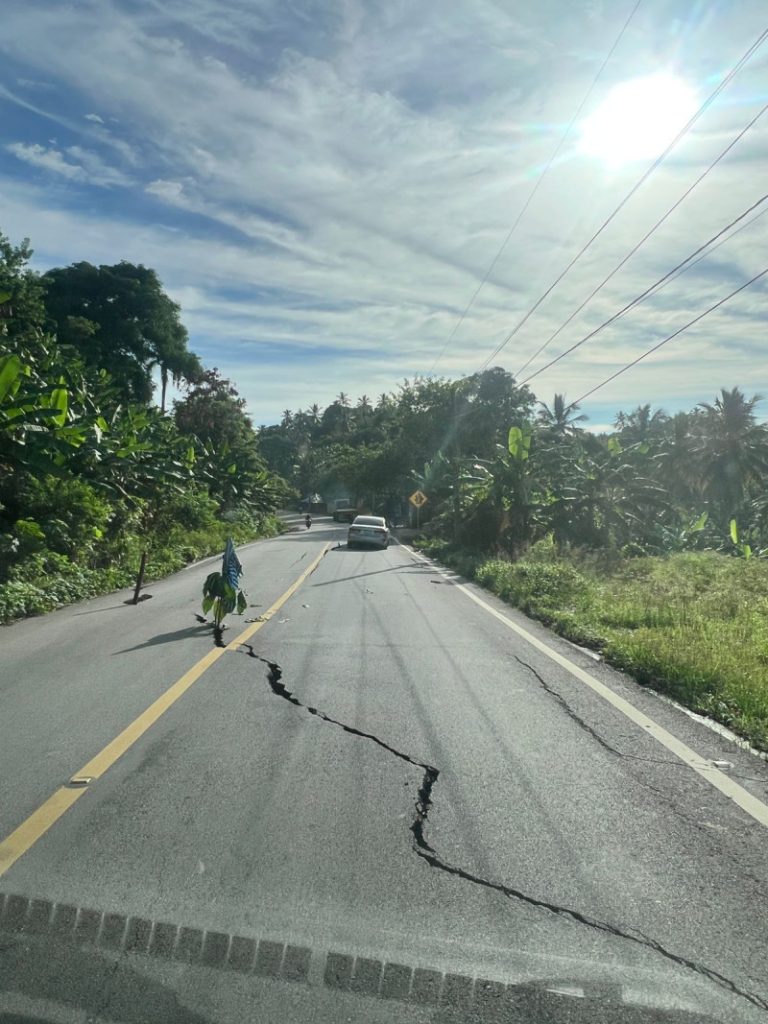 Obras Públicas evalúa causa de grietas en carretera Las Galeras, Samaná