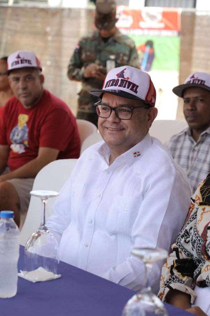 Academia de Baseball Reconoce al Ing. Manuel Mejía Naut por su Aporte al Deporte y la Comunidad.