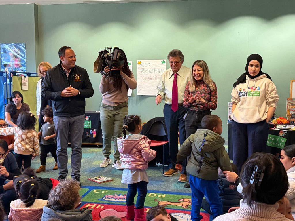 Asambleísta dominicano George Alvarez promueve lectura en bibliotecas públicas de Nueva York