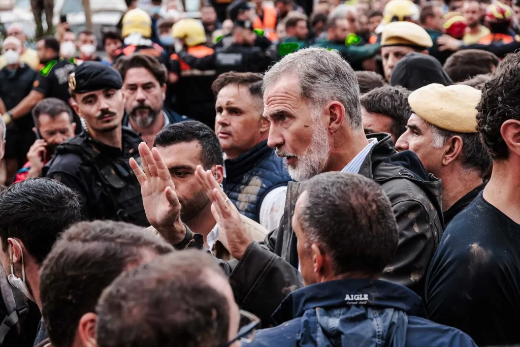 El rey de España dice que “hay que entender el enfado” en ciudades afectadas por temporal