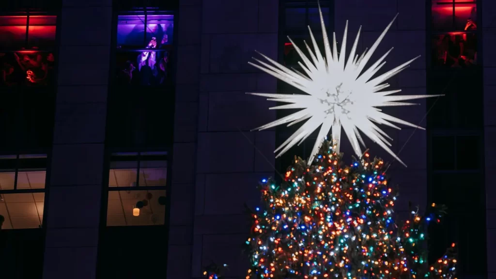 Así fue el  encendido del árbol de navidad del Rockefeller Center.