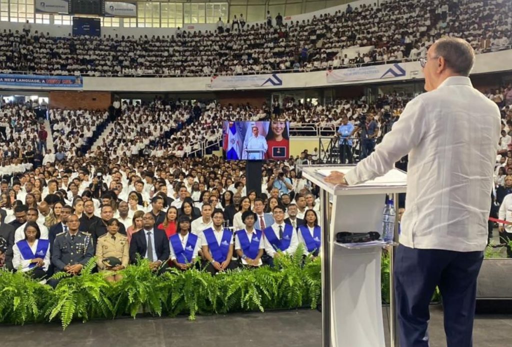 Resaltan graduación de 16 mil alumnos bilingües en RD 2024  