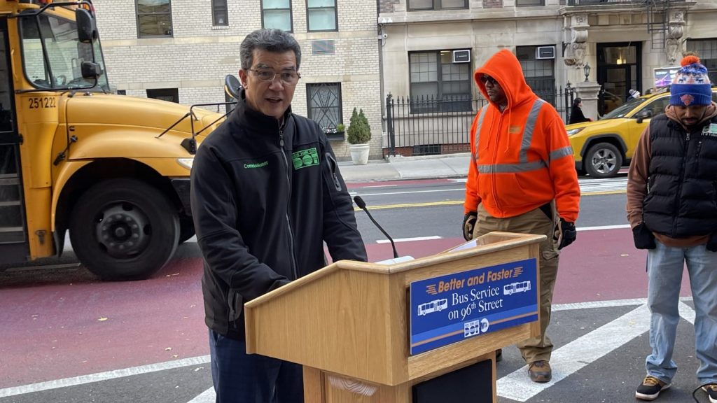 Finaliza el rediseño de la Calle 96 de Manhattan con nuevos carriles para autobuses y mejoras en la seguridad vial.