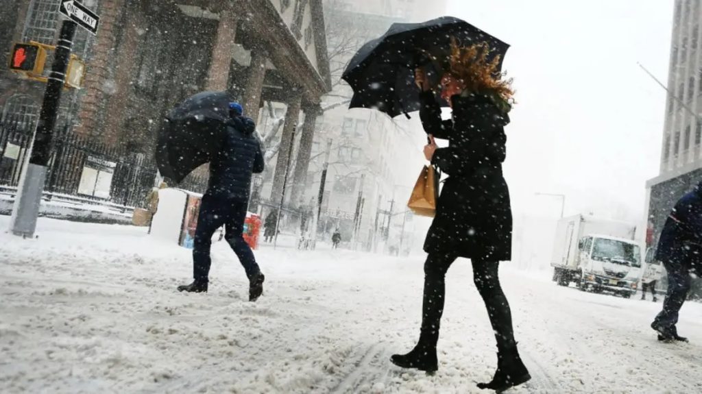 Lluvias y nieve en NYC esta semana; cierran decenas escuelas por nieve en el estado