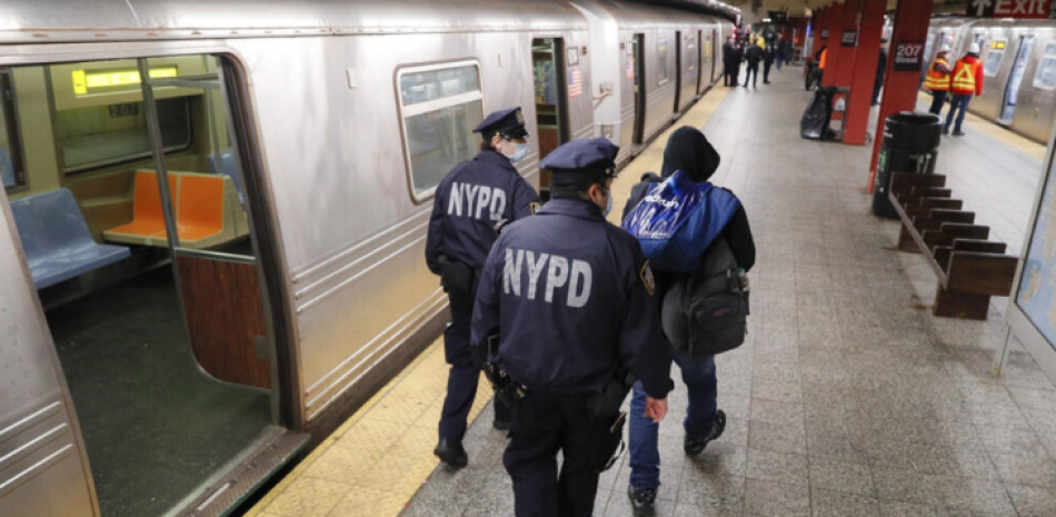 Policía de Nueva York crea unidad para castigar a quienes orinan o mendigan en el metro