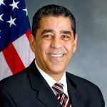 Adriano Espaillat califica de «racista» pérdida de acceso al portal de pago de Medicaid