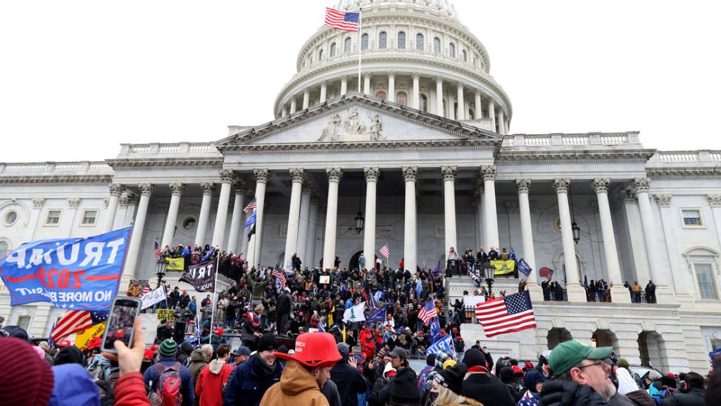 Trump podría indultar a 1.000 que irrumpieron en el Capitolio