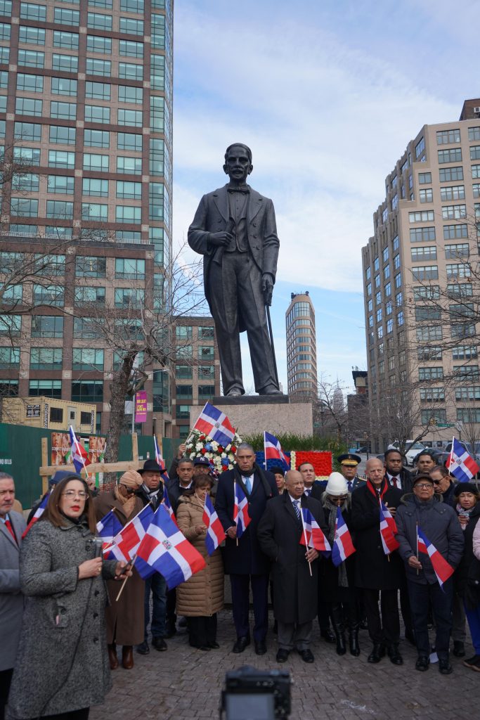 Consulado General de la República Dominicana en Nueva York entrega ofrenda floral al prócer Juan Pablo Duarte.