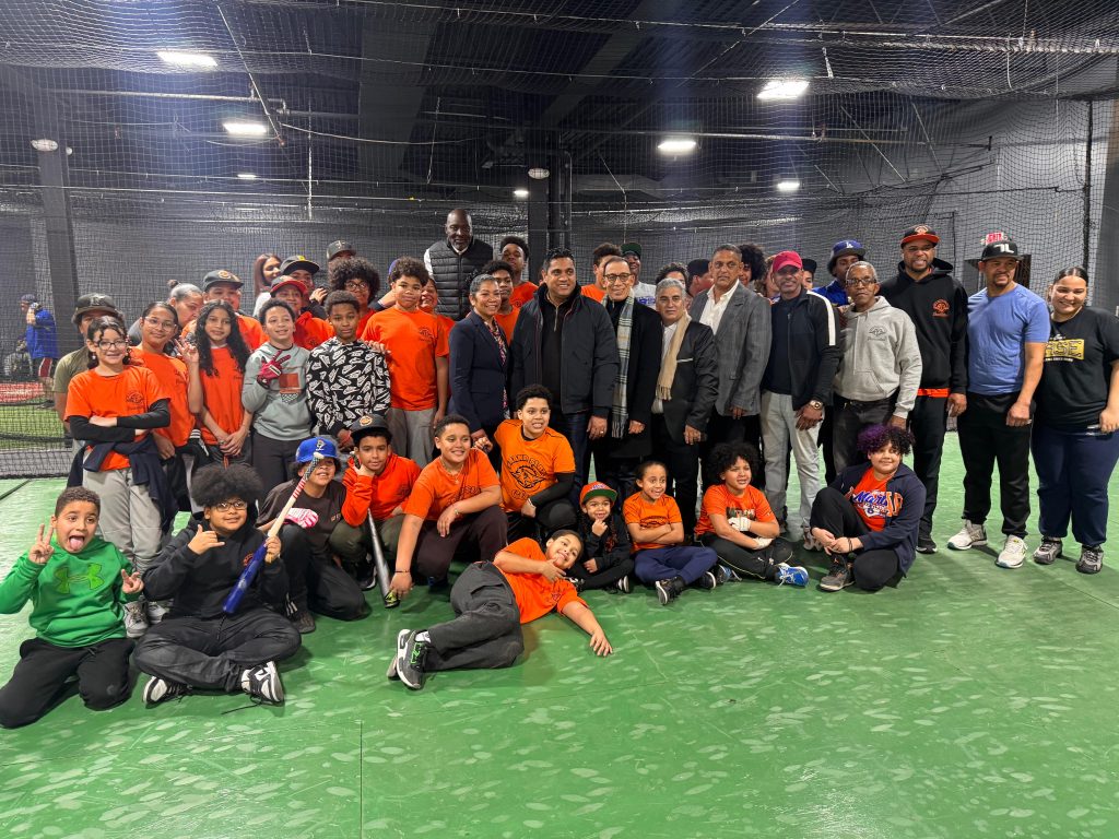 Ministro de Deportes y Cónsul de RD en NY encabezan actos de inaugural remozamiento de Grand Slam de El Bronx*