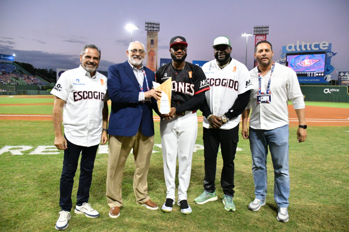 Junior Caminero recibe galardón MVP del round robin