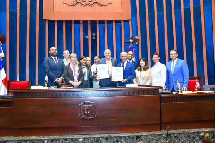 Alexis Victoria coordina recibimiento delegación senadores de Massachusetts en el Senado