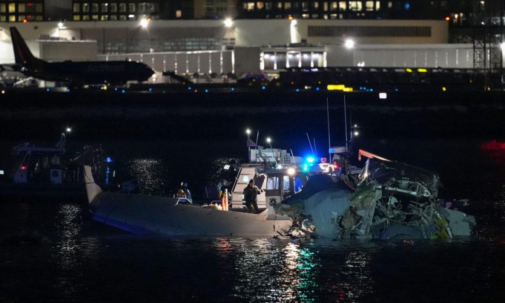 EEUU: Hallados al menos 40 cuerpos por accidente aéreo