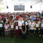 Presidente distribuye 708 títulos de propiedad en el Batey Palavé