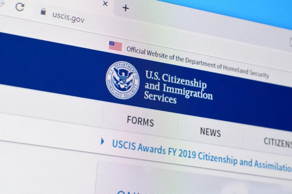 USCIS: las tarifas para un permiso de trabajo en EEUU este 2025