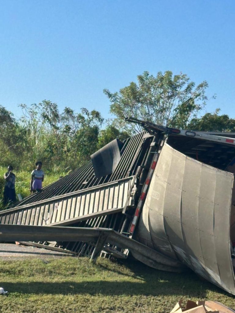 Tránsito paralizado en autovía del Este tras volcarse patana