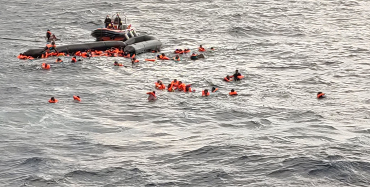 Varios muertos al volcar una embarcación con 65 migrantes paquistaníes en costa de Libia