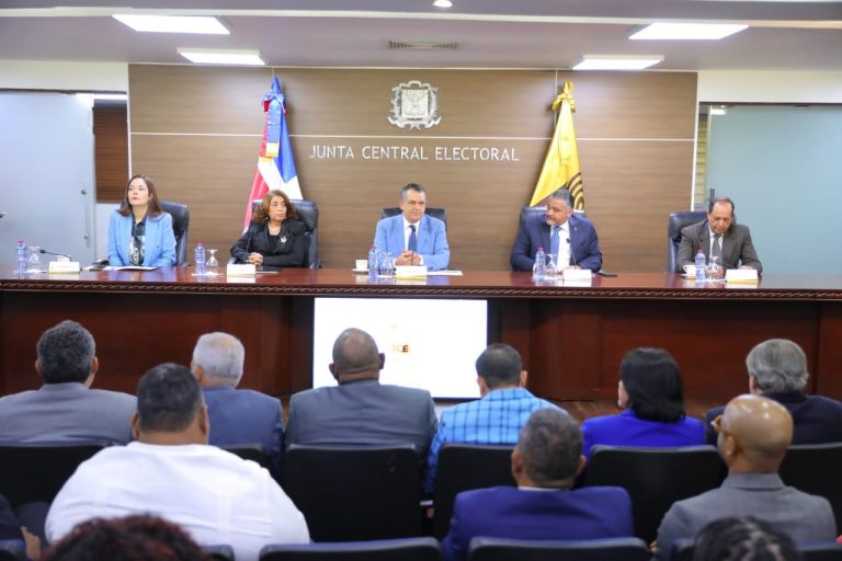 JCE presenta proyecto de la nueva cédula a otras organizaciones políticas