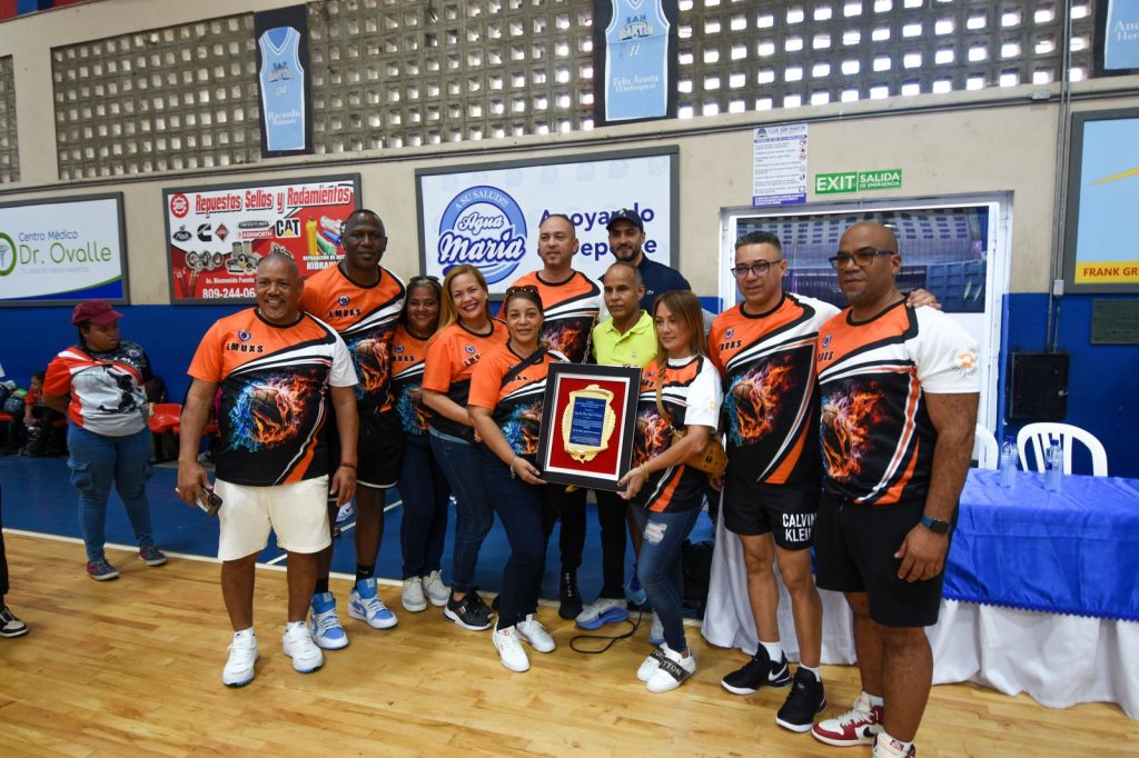 Fundación Los Mina Unidos por Siempre impulsa el baloncesto en San Francisco de Macorís