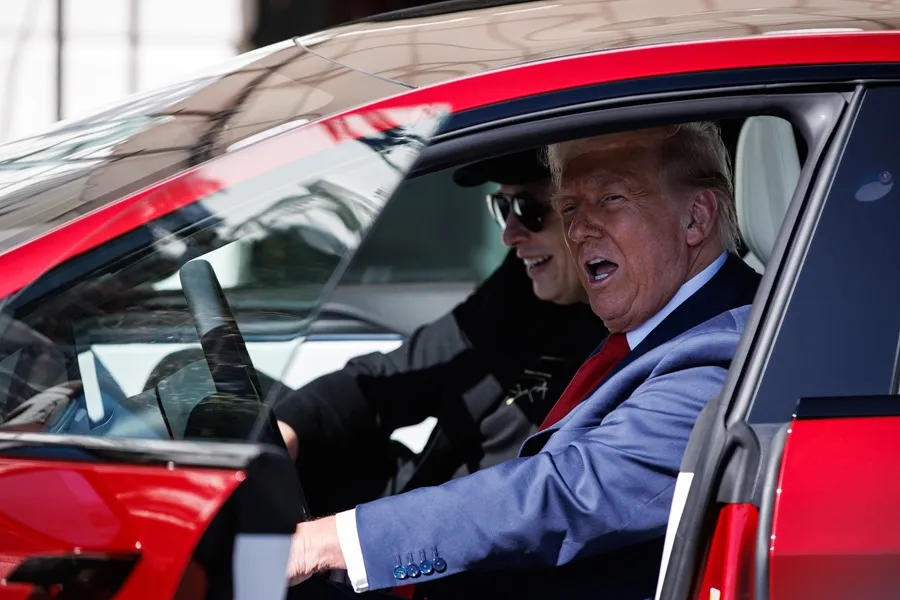 Donald Trump se sube a un Tesla en la Casa Blanca para subrayar su apoyo a Elon Musk